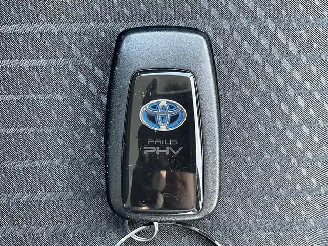 トヨタ プリウス ＰＨＶ S セーフティパッケージ 滋賀県 2022(令4)年 1.4万km アティチュードブラックマイカ ワンオーナー/純正ナビ/・Bluetooth/・カープレイ/ETC2.0/前後ドラレコ/LEDヘッドライト/オートハイビーム/フォグ/革ステアリングリモコン/レーダークルーズコントロール/セーフティーセンス/パノラミックビューモニター/オートリトラミラー/ブラインドスポット/100V充電/USB/充電ケーブル