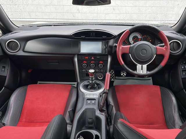 トヨタ ８６ GT リミテッド 山形県 2013(平25)年 14.6万km サテンホワイトパール 禁煙車/ワンオーナー/６MT/純正ナビ(AM.FM.CD.DVD.Bluetooth.TV)/シートヒーター【D/N席】/ハーフレザー/純正フロアマット/エンジンスタートボタン/スペアキー1本/横滑り防止装置/純正AW17インチスタッドレスタイヤ積込