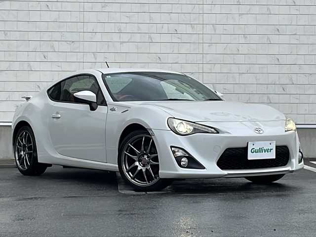 トヨタ ８６ GT リミテッド 山形県 2013(平25)年 14.6万km サテンホワイトパール 禁煙車/ワンオーナー/６MT/純正ナビ(AM.FM.CD.DVD.Bluetooth.TV)/シートヒーター【D/N席】/ハーフレザー/純正フロアマット/エンジンスタートボタン/スペアキー1本/横滑り防止装置/純正AW17インチスタッドレスタイヤ積込