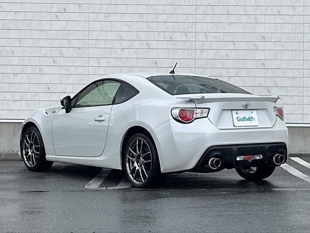 トヨタ ８６ GT リミテッド 山形県 2013(平25)年 14.6万km サテンホワイトパール 禁煙車/ワンオーナー/６MT/純正ナビ(AM.FM.CD.DVD.Bluetooth.TV)/シートヒーター【D/N席】/ハーフレザー/純正フロアマット/エンジンスタートボタン/スペアキー1本/横滑り防止装置/純正AW17インチスタッドレスタイヤ積込