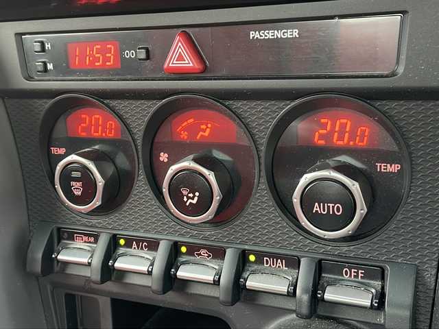 トヨタ ８６ GT リミテッド 山形県 2013(平25)年 14.6万km サテンホワイトパール 禁煙車/ワンオーナー/６MT/純正ナビ(AM.FM.CD.DVD.Bluetooth.TV)/シートヒーター【D/N席】/ハーフレザー/純正フロアマット/エンジンスタートボタン/スペアキー1本/横滑り防止装置/純正AW17インチスタッドレスタイヤ積込