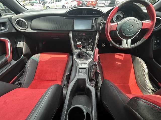 トヨタ ８６ GT リミテッド 愛知県 2013(平25)年 14.6万km サテンホワイトパール (株)IDOMが運営する【じしゃロン名古屋鳴海店】の自社ローン専用車両になりますこちらは現金またはオートローンご利用時の価格です。自社ローンご希望の方は別途その旨お申付け下さい/禁煙車/ワンオーナー/６MT/純正ナビ(AM.FM.CD.DVD.Bluetooth.TV)/シートヒーター【D/N席】/ハーフレザー/純正フロアマット/エンジンスタートボタン/スペアキー1本/横滑り防止装置/純正AW17インチスタッドレスタイヤ積込