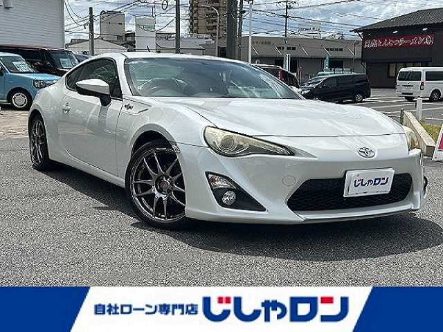 トヨタ ８６ GT リミテッド 愛知県 2013(平25)年 14.6万km サテンホワイトパール (株)IDOMが運営する【じしゃロン名古屋鳴海店】の自社ローン専用車両になりますこちらは現金またはオートローンご利用時の価格です。自社ローンご希望の方は別途その旨お申付け下さい/禁煙車/ワンオーナー/６MT/純正ナビ(AM.FM.CD.DVD.Bluetooth.TV)/シートヒーター【D/N席】/ハーフレザー/純正フロアマット/エンジンスタートボタン/スペアキー1本/横滑り防止装置/純正AW17インチスタッドレスタイヤ積込