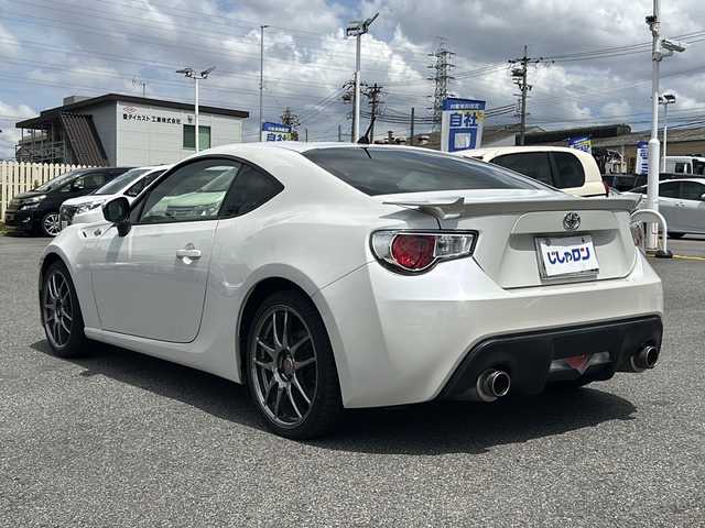 トヨタ ８６ GT リミテッド 愛知県 2013(平25)年 14.6万km サテンホワイトパール (株)IDOMが運営する【じしゃロン名古屋鳴海店】の自社ローン専用車両になりますこちらは現金またはオートローンご利用時の価格です。自社ローンご希望の方は別途その旨お申付け下さい/禁煙車/ワンオーナー/６MT/純正ナビ(AM.FM.CD.DVD.Bluetooth.TV)/シートヒーター【D/N席】/ハーフレザー/純正フロアマット/エンジンスタートボタン/スペアキー1本/横滑り防止装置/純正AW17インチスタッドレスタイヤ積込