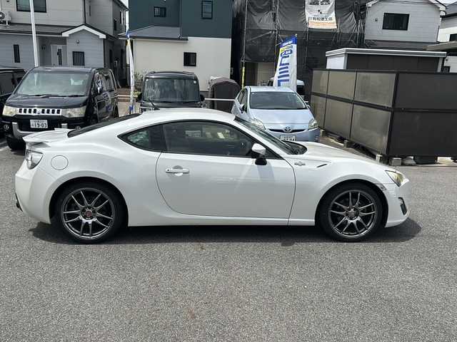 トヨタ ８６ GT リミテッド 愛知県 2013(平25)年 14.6万km サテンホワイトパール (株)IDOMが運営する【じしゃロン名古屋鳴海店】の自社ローン専用車両になりますこちらは現金またはオートローンご利用時の価格です。自社ローンご希望の方は別途その旨お申付け下さい/禁煙車/ワンオーナー/６MT/純正ナビ(AM.FM.CD.DVD.Bluetooth.TV)/シートヒーター【D/N席】/ハーフレザー/純正フロアマット/エンジンスタートボタン/スペアキー1本/横滑り防止装置/純正AW17インチスタッドレスタイヤ積込