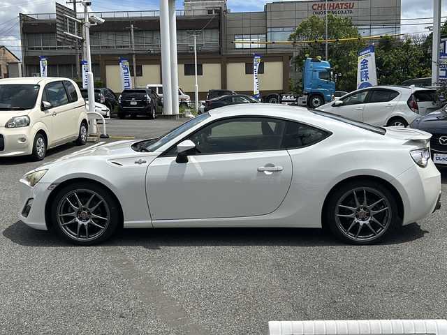 トヨタ ８６ GT リミテッド 愛知県 2013(平25)年 14.6万km サテンホワイトパール (株)IDOMが運営する【じしゃロン名古屋鳴海店】の自社ローン専用車両になりますこちらは現金またはオートローンご利用時の価格です。自社ローンご希望の方は別途その旨お申付け下さい/禁煙車/ワンオーナー/６MT/純正ナビ(AM.FM.CD.DVD.Bluetooth.TV)/シートヒーター【D/N席】/ハーフレザー/純正フロアマット/エンジンスタートボタン/スペアキー1本/横滑り防止装置/純正AW17インチスタッドレスタイヤ積込
