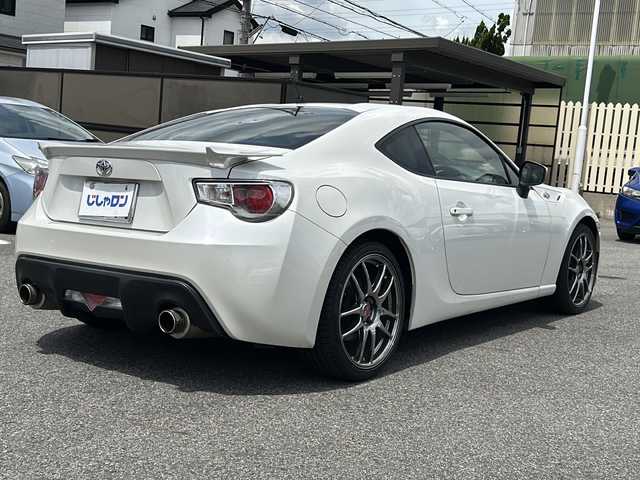トヨタ ８６ GT リミテッド 愛知県 2013(平25)年 14.6万km サテンホワイトパール (株)IDOMが運営する【じしゃロン名古屋鳴海店】の自社ローン専用車両になりますこちらは現金またはオートローンご利用時の価格です。自社ローンご希望の方は別途その旨お申付け下さい/禁煙車/ワンオーナー/６MT/純正ナビ(AM.FM.CD.DVD.Bluetooth.TV)/シートヒーター【D/N席】/ハーフレザー/純正フロアマット/エンジンスタートボタン/スペアキー1本/横滑り防止装置/純正AW17インチスタッドレスタイヤ積込