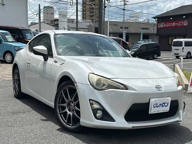 トヨタ ８６ GT リミテッド 愛知県 2013(平25)年 14.6万km サテンホワイトパール (株)IDOMが運営する【じしゃロン名古屋鳴海店】の自社ローン専用車両になりますこちらは現金またはオートローンご利用時の価格です。自社ローンご希望の方は別途その旨お申付け下さい/禁煙車/ワンオーナー/６MT/純正ナビ(AM.FM.CD.DVD.Bluetooth.TV)/シートヒーター【D/N席】/ハーフレザー/純正フロアマット/エンジンスタートボタン/スペアキー1本/横滑り防止装置/純正AW17インチスタッドレスタイヤ積込