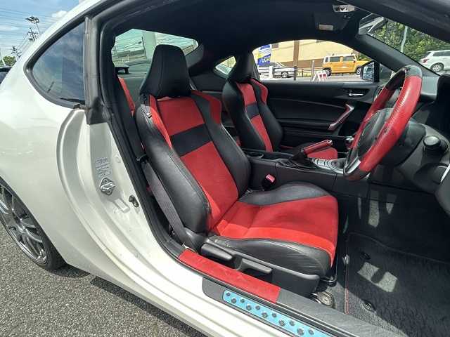 トヨタ ８６ GT リミテッド 愛知県 2013(平25)年 14.6万km サテンホワイトパール (株)IDOMが運営する【じしゃロン名古屋鳴海店】の自社ローン専用車両になりますこちらは現金またはオートローンご利用時の価格です。自社ローンご希望の方は別途その旨お申付け下さい/禁煙車/ワンオーナー/６MT/純正ナビ(AM.FM.CD.DVD.Bluetooth.TV)/シートヒーター【D/N席】/ハーフレザー/純正フロアマット/エンジンスタートボタン/スペアキー1本/横滑り防止装置/純正AW17インチスタッドレスタイヤ積込
