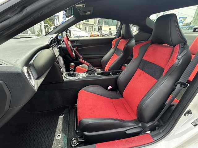 トヨタ ８６ GT リミテッド 愛知県 2013(平25)年 14.6万km サテンホワイトパール (株)IDOMが運営する【じしゃロン名古屋鳴海店】の自社ローン専用車両になりますこちらは現金またはオートローンご利用時の価格です。自社ローンご希望の方は別途その旨お申付け下さい/禁煙車/ワンオーナー/６MT/純正ナビ(AM.FM.CD.DVD.Bluetooth.TV)/シートヒーター【D/N席】/ハーフレザー/純正フロアマット/エンジンスタートボタン/スペアキー1本/横滑り防止装置/純正AW17インチスタッドレスタイヤ積込
