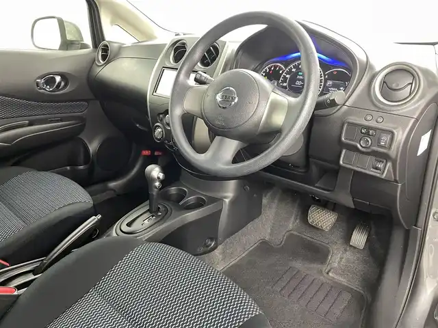 日産 ノート X DIG－S 福島県 2013(平25)年 4.3万km ダークメタルグレー 純正SDナビ/・型番：MP313D-W/・AM/FM/CD/DVD/BT/SD/AUX/フルセグTV/・バックカメラ/・ETC/アイドリングストップ/チルトステアリング/プッシュスタート/・スマートキー/・スペアキー/ヘッドライトリベライザー/電動格納ミラー/純正フロアマット/コーナーポール/ドアバイザー