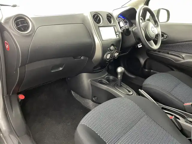 日産 ノート X DIG－S 福島県 2013(平25)年 4.3万km ダークメタルグレー 純正SDナビ/・型番：MP313D-W/・AM/FM/CD/DVD/BT/SD/AUX/フルセグTV/・バックカメラ/・ETC/アイドリングストップ/チルトステアリング/プッシュスタート/・スマートキー/・スペアキー/ヘッドライトリベライザー/電動格納ミラー/純正フロアマット/コーナーポール/ドアバイザー
