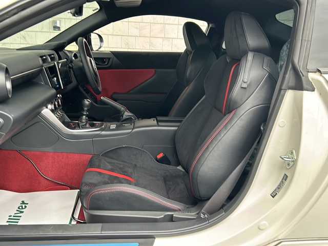 トヨタ ＧＲ８６ RZ 神奈川県 2023(令5)年 0.4万km クリスタルホワイトパール 6速MT/GRエアロ/バックカメラ/ETC/pioneerディスプレイオーディオ/前ドライブレコーダー/ハーフレザーシート/前席シートヒーター/クルーズコントロール/衝突軽減ブレーキ/コーナーセンサー/純正18インチAW/純正フロアマット/LEDライト/横滑り防止装置/BSD/SRH/オートライト/プッシュスタート/スマートキー/保証書/取扱説明書