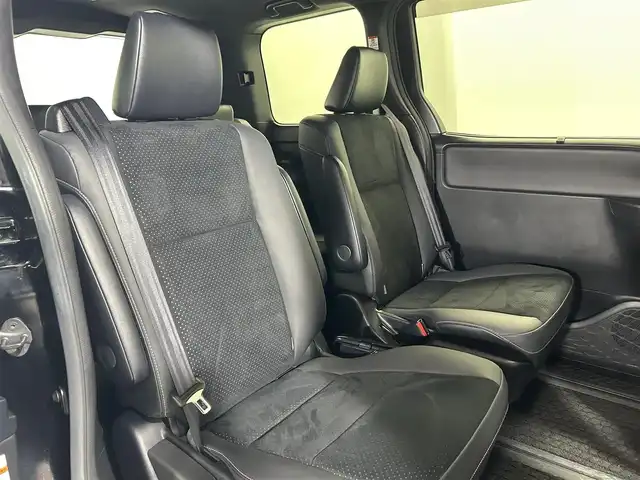 トヨタ ヴォクシー ZS 煌Ⅲ 大阪府 2020(令2)年 3.5万km ブラック 純正ナビＴＶ　バックカメラ　ＥＴＣ　後席モニター　衝突軽減　両側パワスラ　電動格納ミラー　クルコン　コーナーセンサー　レーンアシスト　オートライト　ＬＥＤヘッドライト　純正アルミ　オートエアコン