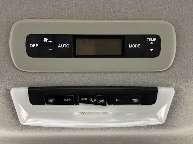 日産 セレナ ハイウェイスター V 兵庫県 2020(令2)年 2.8万km ブリリアントホワイトパール 2トーン ・純正10インチナビ＆フルセグ＆BT＆DVD＆BD/・アラウンドビューモニター/・純正フリップダウンモニター/・エマージェンシーブレーキ/・車線逸脱警報/・車線逸脱防止支援/・ブラインドスポットモニター/・踏み間違い衝突防止アシスト/・標識検知機能/・クリアランスソナー/・オートマチックハイビーム/・前後コーナーセンサー/・両側パワースライドドア/・左側ハンズフリーパワースライドドア/・社外18インチアルミホイール/・ローダウン/・エンジンスターター/・前方ドライブレコーダー/・クルーズコントロール/・アイドリングストップ/・スマートキー/・プッシュスタート/・LEDヘッドライト/・LEDフォグ/・オートライト/・電動パーキングブレーキ/・ブレーキホールド/・純正フロアマット