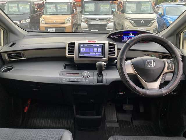 ホンダ フリード スパイク ハイブリット ジャストセレクション 静岡県 2012(平24)年 5.4万km プレミアムホワイトパール (株)IDOMが運営する【じしゃロン焼津店】の自社ローン専用車両になります。こちらは現金またはオートローンご利用時の価格です。自社ローンご希望の方は別途その旨お申付け下さい /社外ＳＤナビ/（フルセグＴＶ/ＣＤ/ＤＶＤ）/両側パワースライドドア/クルーズコントロール/バックカメラ/ＥＴＣ/ＨＩＤヘッドライト/オートライト/スマートキー