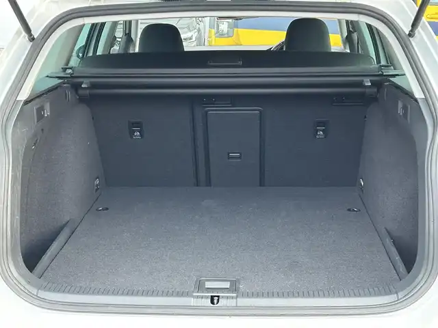 フォルクスワーゲン ゴルフ ヴァリアント TSI コンフォートライン BM 神奈川県 2016(平28)年 5.4万km ピュアホワイト DiscoverProパッケージ/ナビ・DVD・CD・SD・USB・AUX・Bluetoorh/ビルトインETC2.0/バックカメラ/革巻きステアリング/パドルシフト/AAC/ステアリングリモコン/サイドミラーヒーター/ウィンカーミラー/バイキセノンヘッドライトパッケージ/ルーフレール/純正16インチアルミ/純正フロアマット/トノカバー/保証書/取扱説明書