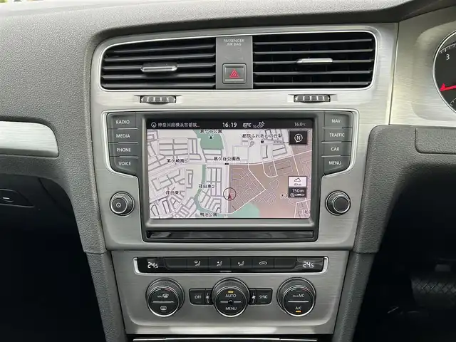 フォルクスワーゲン ゴルフ ヴァリアント TSI コンフォートライン BM 神奈川県 2016(平28)年 5.4万km ピュアホワイト DiscoverProパッケージ/ナビ・DVD・CD・SD・USB・AUX・Bluetoorh/ビルトインETC2.0/バックカメラ/革巻きステアリング/パドルシフト/AAC/ステアリングリモコン/サイドミラーヒーター/ウィンカーミラー/バイキセノンヘッドライトパッケージ/ルーフレール/純正16インチアルミ/純正フロアマット/トノカバー/保証書/取扱説明書