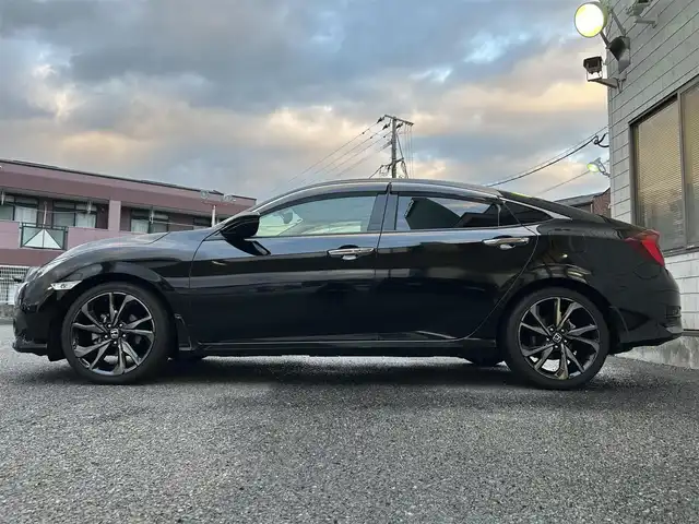 ホンダ シビック セダン 福岡県 2018(平30)年 4.8万km クリスタルブラックパール ワンオーナー/純正メモリナビ【VXM-185VFi】/　(AM/FM/CD/DVD/Bluetooth/フルセグTV)/バックカメラ/ホンダセンシング/・衝突軽減ブレーキ/・アダプティブクルーズコントロール/・車線維持支援/・路外逸脱抑制/・標識認識/横滑り防止/アイドリングストップ/ブレーキホールド/パーキングブレーキ/純正18インチアルミホイール/ビルトインETC/パドルシフト/革巻きステアリング/ステアリングスイッチ/黒レザーシート/パワーシート(D/N)/シートヒーター(D/N)/純正フロアマット/スペアキー×1/USBポート/アクセサリーソケット/ISOFIX/保証書/取扱説明書/ナビ取扱説明書