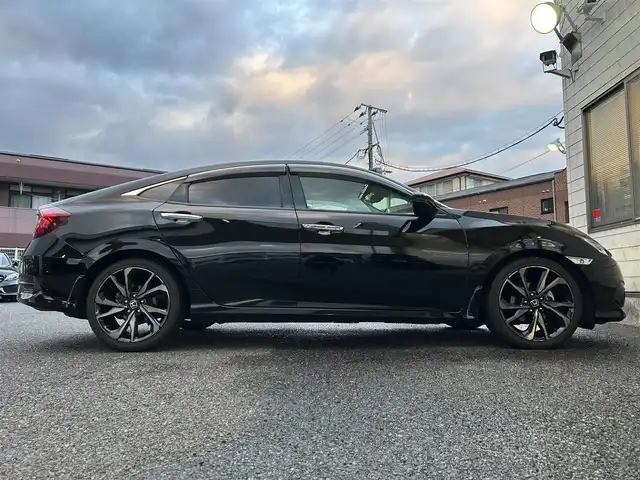 ホンダ シビック セダン 福岡県 2018(平30)年 4.8万km クリスタルブラックパール ワンオーナー/純正メモリナビ【VXM-185VFi】/　(AM/FM/CD/DVD/Bluetooth/フルセグTV)/バックカメラ/ホンダセンシング/・衝突軽減ブレーキ/・アダプティブクルーズコントロール/・車線維持支援/・路外逸脱抑制/・標識認識/横滑り防止/アイドリングストップ/ブレーキホールド/パーキングブレーキ/純正18インチアルミホイール/ビルトインETC/パドルシフト/革巻きステアリング/ステアリングスイッチ/黒レザーシート/パワーシート(D/N)/シートヒーター(D/N)/純正フロアマット/スペアキー×1/USBポート/アクセサリーソケット/ISOFIX/保証書/取扱説明書/ナビ取扱説明書
