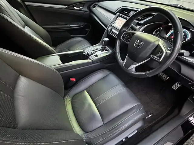 ホンダ シビック セダン 福岡県 2018(平30)年 4.8万km クリスタルブラックパール ワンオーナー/純正メモリナビ【VXM-185VFi】/　(AM/FM/CD/DVD/Bluetooth/フルセグTV)/バックカメラ/ホンダセンシング/・衝突軽減ブレーキ/・アダプティブクルーズコントロール/・車線維持支援/・路外逸脱抑制/・標識認識/横滑り防止/アイドリングストップ/ブレーキホールド/パーキングブレーキ/純正18インチアルミホイール/ビルトインETC/パドルシフト/革巻きステアリング/ステアリングスイッチ/黒レザーシート/パワーシート(D/N)/シートヒーター(D/N)/純正フロアマット/スペアキー×1/USBポート/アクセサリーソケット/ISOFIX/保証書/取扱説明書/ナビ取扱説明書