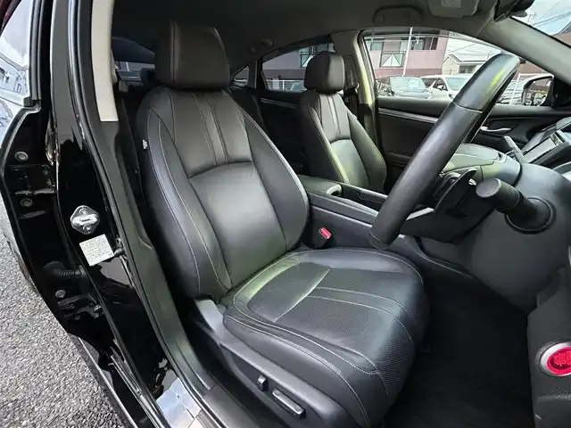 ホンダ シビック セダン 福岡県 2018(平30)年 4.8万km クリスタルブラックパール ワンオーナー/純正メモリナビ【VXM-185VFi】/　(AM/FM/CD/DVD/Bluetooth/フルセグTV)/バックカメラ/ホンダセンシング/・衝突軽減ブレーキ/・アダプティブクルーズコントロール/・車線維持支援/・路外逸脱抑制/・標識認識/横滑り防止/アイドリングストップ/ブレーキホールド/パーキングブレーキ/純正18インチアルミホイール/ビルトインETC/パドルシフト/革巻きステアリング/ステアリングスイッチ/黒レザーシート/パワーシート(D/N)/シートヒーター(D/N)/純正フロアマット/スペアキー×1/USBポート/アクセサリーソケット/ISOFIX/保証書/取扱説明書/ナビ取扱説明書