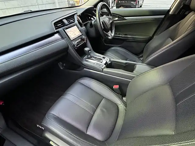 ホンダ シビック セダン 福岡県 2018(平30)年 4.8万km クリスタルブラックパール ワンオーナー/純正メモリナビ【VXM-185VFi】/　(AM/FM/CD/DVD/Bluetooth/フルセグTV)/バックカメラ/ホンダセンシング/・衝突軽減ブレーキ/・アダプティブクルーズコントロール/・車線維持支援/・路外逸脱抑制/・標識認識/横滑り防止/アイドリングストップ/ブレーキホールド/パーキングブレーキ/純正18インチアルミホイール/ビルトインETC/パドルシフト/革巻きステアリング/ステアリングスイッチ/黒レザーシート/パワーシート(D/N)/シートヒーター(D/N)/純正フロアマット/スペアキー×1/USBポート/アクセサリーソケット/ISOFIX/保証書/取扱説明書/ナビ取扱説明書