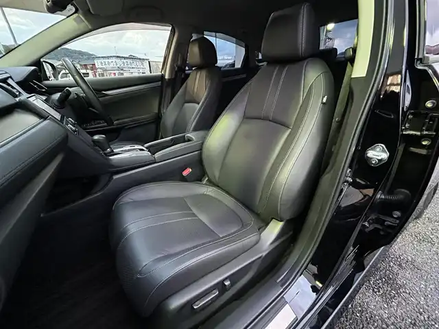 ホンダ シビック セダン 福岡県 2018(平30)年 4.8万km クリスタルブラックパール ワンオーナー/純正メモリナビ【VXM-185VFi】/　(AM/FM/CD/DVD/Bluetooth/フルセグTV)/バックカメラ/ホンダセンシング/・衝突軽減ブレーキ/・アダプティブクルーズコントロール/・車線維持支援/・路外逸脱抑制/・標識認識/横滑り防止/アイドリングストップ/ブレーキホールド/パーキングブレーキ/純正18インチアルミホイール/ビルトインETC/パドルシフト/革巻きステアリング/ステアリングスイッチ/黒レザーシート/パワーシート(D/N)/シートヒーター(D/N)/純正フロアマット/スペアキー×1/USBポート/アクセサリーソケット/ISOFIX/保証書/取扱説明書/ナビ取扱説明書