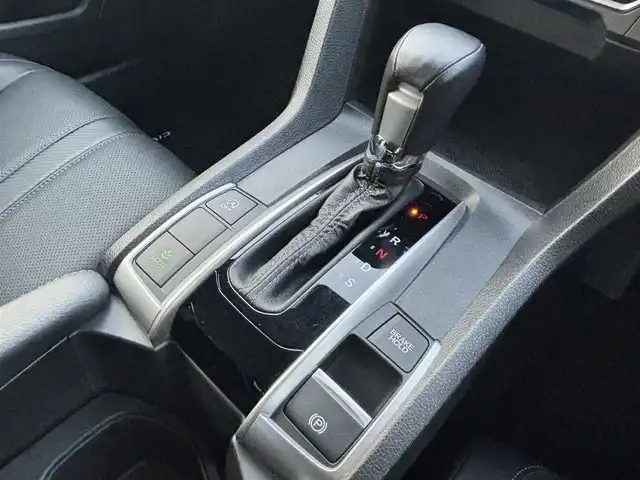 ホンダ シビック セダン 熊本県 2018(平30)年 4.8万km クリスタルブラックパール ワンオーナー/純正ナビ(VXM-185VFi)/【フルセグTV/Bluetooth/CD/DVD】/バックカメラ/クルーズコントロール/オートLEDライト/ブレーキホールド/ブラックレザーシート/前席シートヒーター/前席パワーシート/革巻きステアリング/ステアリングスイッチ/プッシュスタート/スマートキー/ETC/純正フロアマット/ドアバイザー/横滑り防止装置/ABS/盗難防止装置