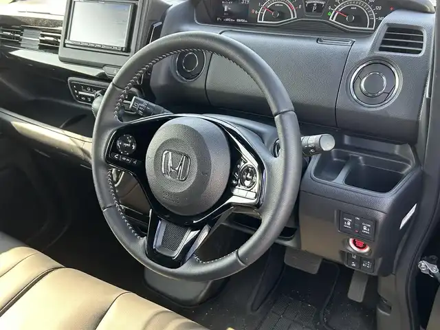 ホンダ Ｎ ＢＯＸ カスタム L ターボ 広島県 2021(令3)年 0.7万km クリスタルブラックパール 社外メモリナビ(CN-E330D)/(CD/BT/ワンセグ)/バックカメラ/両側パワースライドドア/ホンダセンシング/D/N席シートヒーター/純正AW15インチ/LEDヘッドライト/オートライト/ドラレコ/ETC/革巻きハンドル/ステアリングリモコン/スマートキー/オートリトラミラー/アレルクリーンプラスシート/プラズマクラスター搭載フルオート・エアコンディショナー/運転席＆助手席シートバックテーブル/プライムスムース＆トリコットコンビシート/保証書/取扱説明書/ナビ取説