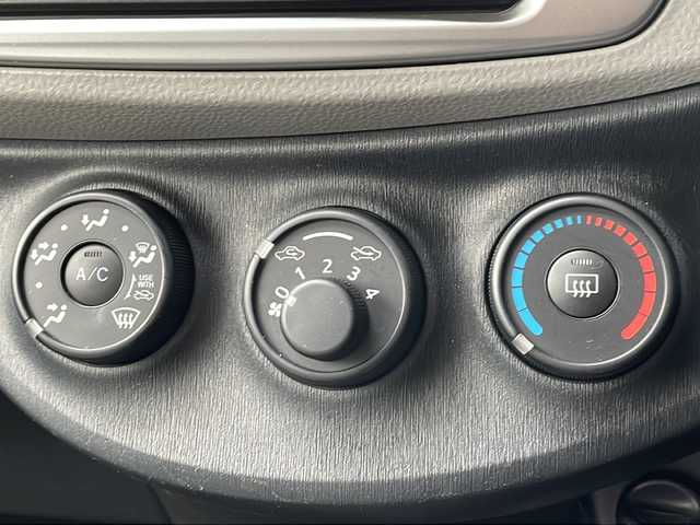 トヨタ ヴィッツ F 長野県 2013(平25)年 6.2万km ブラックマイカ 4WD/社外メモリナビフルセグTV//BT/CD/DVD/社外14インチアルミ付き夏タイヤ積込/ワイパーデアイサー/純正フロアマット/キーレス /オートライト/ETC