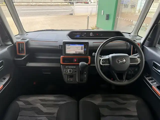 ダイハツ タント ファンクロス 愛知県 2023(令5)年 1.5万km サンドベージュメタリック /禁煙車//ワンオーナー//ディーラー点検整備記録簿R5.6.7//純正ナビ//フルセグ/Bluetooth/CD/DVD/USB/SD//ステアリング連動バックカメラ//ナビ連動純正ドライブレコーダー//ビルトインETC//両側パワースライドドア//ウェルカムオープン機能/タッチ＆ゴーロック機能//ミラクルオープンドア//シートヒーター//スマートアシスト//衝突回避支援ブレーキ機能//衝突警報機能//車線逸脱抑制制御機能//車線逸脱警報機能//コーナーセンサー//ふらつき警報//先行車発進のお知らせ//レーンキープコントロール//標識認識機能//オートハイビーム//ルーフレール//純正14インチアルミホイール//TRC//オートブレーキホールド//シートバックテーブル//リアロールサンシェード//リバース連動ワイパー//フルLEDオートヘッドライト//フォグランプ//アイドリングストップ//プッシュスタート//スペアスマートキー//PWRモード//オートリトラクタブルウィンカーミラー//純正フロアマット//純正ドアバイザー//チルトハンドル//ステアリングリモコン//USBソケット//シートリフター//360°スーパーUV＆IRガラス//保証書//取扱説明書//ナビ取扱説明書