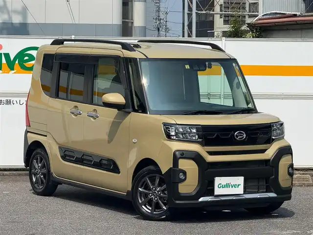 ダイハツ タント ファンクロス 愛知県 2023(令5)年 1.5万km サンドベージュメタリック /禁煙車//ワンオーナー//ディーラー点検整備記録簿R5.6.7//純正ナビ//フルセグ/Bluetooth/CD/DVD/USB/SD//ステアリング連動バックカメラ//ナビ連動純正ドライブレコーダー//ビルトインETC//両側パワースライドドア//ウェルカムオープン機能/タッチ＆ゴーロック機能//ミラクルオープンドア//シートヒーター//スマートアシスト//衝突回避支援ブレーキ機能//衝突警報機能//車線逸脱抑制制御機能//車線逸脱警報機能//コーナーセンサー//ふらつき警報//先行車発進のお知らせ//レーンキープコントロール//標識認識機能//オートハイビーム//ルーフレール//純正14インチアルミホイール//TRC//オートブレーキホールド//シートバックテーブル//リアロールサンシェード//リバース連動ワイパー//フルLEDオートヘッドライト//フォグランプ//アイドリングストップ//プッシュスタート//スペアスマートキー//PWRモード//オートリトラクタブルウィンカーミラー//純正フロアマット//純正ドアバイザー//チルトハンドル//ステアリングリモコン//USBソケット//シートリフター//360°スーパーUV＆IRガラス//保証書//取扱説明書//ナビ取扱説明書