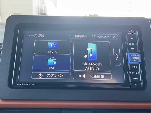ダイハツ タント ファンクロス 愛知県 2023(令5)年 1.5万km サンドベージュメタリック /禁煙車//ワンオーナー//ディーラー点検整備記録簿R5.6.7//純正ナビ//フルセグ/Bluetooth/CD/DVD/USB/SD//ステアリング連動バックカメラ//ナビ連動純正ドライブレコーダー//ビルトインETC//両側パワースライドドア//ウェルカムオープン機能/タッチ＆ゴーロック機能//ミラクルオープンドア//シートヒーター//スマートアシスト//衝突回避支援ブレーキ機能//衝突警報機能//車線逸脱抑制制御機能//車線逸脱警報機能//コーナーセンサー//ふらつき警報//先行車発進のお知らせ//レーンキープコントロール//標識認識機能//オートハイビーム//ルーフレール//純正14インチアルミホイール//TRC//オートブレーキホールド//シートバックテーブル//リアロールサンシェード//リバース連動ワイパー//フルLEDオートヘッドライト//フォグランプ//アイドリングストップ//プッシュスタート//スペアスマートキー//PWRモード//オートリトラクタブルウィンカーミラー//純正フロアマット//純正ドアバイザー//チルトハンドル//ステアリングリモコン//USBソケット//シートリフター//360°スーパーUV＆IRガラス//保証書//取扱説明書//ナビ取扱説明書