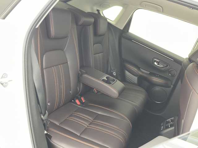 ホンダ ＺＲ－Ｖ ハイブリッド e:HEV Z 沖縄県 2022(令4)年 3.7万km プラチナホワイトパール 純正ディスプレイオーディオ　/Ｂｌｕｅｔｏｏｔｈ　/ＥＴＣ２．０　/全方位バックカメラ　/フルセグＴＶ　/前後ドライブレコーダー　/パワーシート　/シートヒーター　/ステアリングヒーター　/ダウンヒルアシストコントロール/パワーバックドア/クルーズコントロール/パドルシフト/ワイヤレス充電器