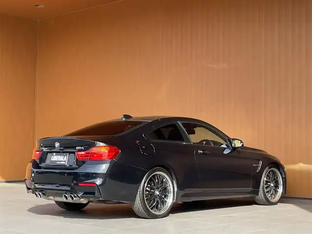 ＢＭＷ Ｍ４ クーペ 愛知県 2015(平27)年 5.1万km サファイアブラックP 純正ナビ フルセグTV サイド/バックカメラ インテリジェントSF レーンキープアシスト レーンチェンジアシスト ヘッドアップディスプレイ 黒革 シートヒーター harman/kardon ロクサーニ20インチアルミ ETC