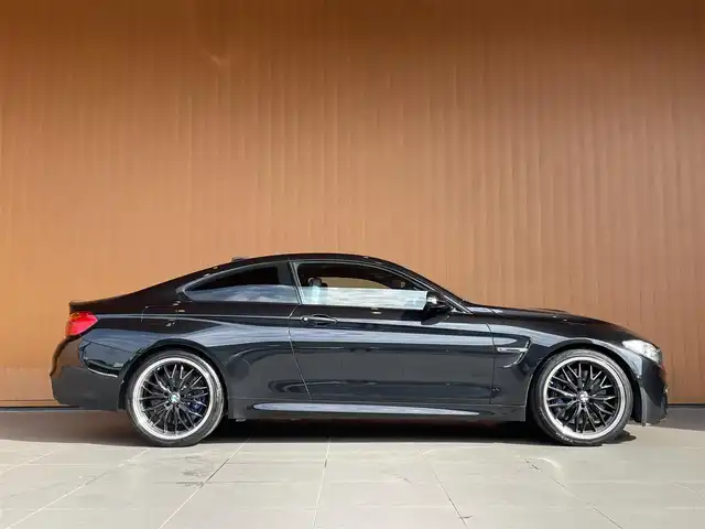 ＢＭＷ Ｍ４ クーペ 愛知県 2015(平27)年 5.1万km サファイアブラックP 純正ナビ フルセグTV サイド/バックカメラ インテリジェントSF レーンキープアシスト レーンチェンジアシスト ヘッドアップディスプレイ 黒革 シートヒーター harman/kardon ロクサーニ20インチアルミ ETC