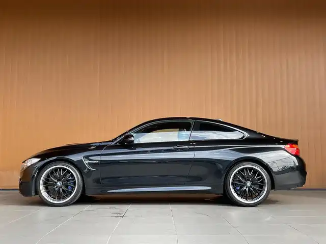 ＢＭＷ Ｍ４ クーペ 愛知県 2015(平27)年 5.1万km サファイアブラックP 純正ナビ フルセグTV サイド/バックカメラ インテリジェントSF レーンキープアシスト レーンチェンジアシスト ヘッドアップディスプレイ 黒革 シートヒーター harman/kardon ロクサーニ20インチアルミ ETC