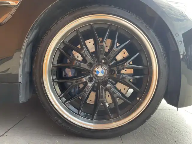 ＢＭＷ Ｍ４ クーペ 愛知県 2015(平27)年 5.1万km サファイアブラックP 純正ナビ フルセグTV サイド/バックカメラ インテリジェントSF レーンキープアシスト レーンチェンジアシスト ヘッドアップディスプレイ 黒革 シートヒーター harman/kardon ロクサーニ20インチアルミ ETC