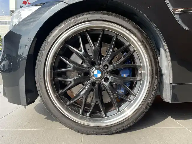 ＢＭＷ Ｍ４ クーペ 愛知県 2015(平27)年 5.1万km サファイアブラックP 純正ナビ フルセグTV サイド/バックカメラ インテリジェントSF レーンキープアシスト レーンチェンジアシスト ヘッドアップディスプレイ 黒革 シートヒーター harman/kardon ロクサーニ20インチアルミ ETC