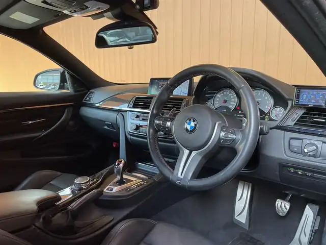 ＢＭＷ Ｍ４ クーペ 愛知県 2015(平27)年 5.1万km サファイアブラックP 純正ナビ フルセグTV サイド/バックカメラ インテリジェントSF レーンキープアシスト レーンチェンジアシスト ヘッドアップディスプレイ 黒革 シートヒーター harman/kardon ロクサーニ20インチアルミ ETC