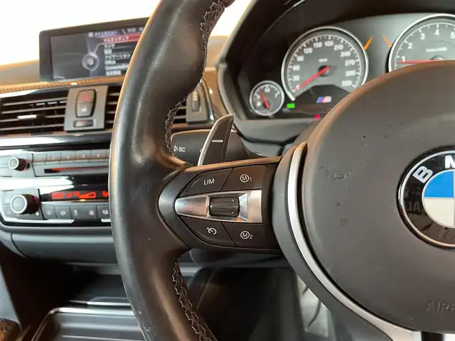 ＢＭＷ Ｍ４ クーペ 愛知県 2015(平27)年 5.1万km サファイアブラックP 純正ナビ フルセグTV サイド/バックカメラ インテリジェントSF レーンキープアシスト レーンチェンジアシスト ヘッドアップディスプレイ 黒革 シートヒーター harman/kardon ロクサーニ20インチアルミ ETC