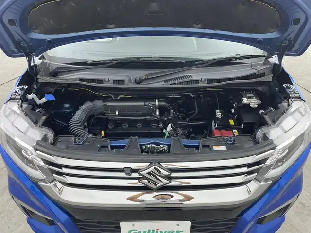 スズキ ソリオ HV MZ 熊本県 2024(令6)年 1.2万km スピーディーブルーM SUZUKIセーフティサポート/・デュアルセンサーブレーキサポート/・誤発進抑制機能（前後）/・低速時ブレーキサポート（前進/後退）/・パーキングセンサー/・車線逸脱警報機能/・車線逸脱抑制機能/・ふらつき警報機能/・発進お知らせ機能/・標識認識機能/・ハイビームアシスト/・ヘッドアップディスプレイ/・アダプティブクルーズコントロール/全方位モニター付き9型HDナビゲーション/・フルセグTV、CD/DVD、AM/FM、USB/・BT対応、AppleCarPlay、AndroidAuto/ステアリングスイッチ/両側電動スライドドア/スリムサーキュレーター/パーソナルテーブル/ロールサンシェード/前席シートヒーター/アイドリングストップ/横滑り防止装置/電動格納ミラー/純正フロアマット/オートライト/LEDヘッドライト/LEDフォグ/純正15インチアルミホイール