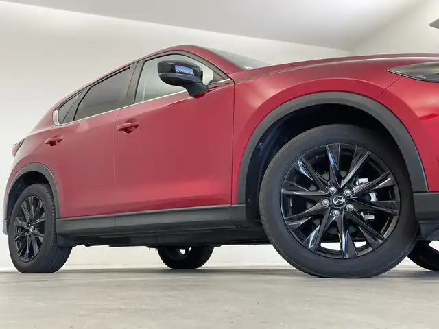 マツダ ＣＸ－５ XD ブラックトーンエディション 新潟県 2022(令4)年 2.8万km ソウルレッドクリスタルM ４WD/純正１０．２５インチナビ（Bluetooth・USB）/アラウンドビューモニター　/BOSEサウンド　/衝突被害軽減システム/フルセグ　/ハーフレザーシート　/D席パワーシート/D席メモリーシート　/前席シートヒーター　/電動リアゲート/LEDオートライト　/オートマチックハイビーム/レーンキープアシスト　/追従クルーズコントロール/前後コーナーセンサー/アイドリングストップ/ブラインドスポットモニター/クルージングトラフィックサポート/スマートシティブレーキサポート/パドルシフト/レザーステアリング/ステアリングヒーター/ヘッドアップディスプレイ/ドライバーアテンションアラート/ETC/MTモード付AT/純正フロアマット/純正１９インチアルミホイール/スマートキー/スペアキー/保証書/取扱説明書