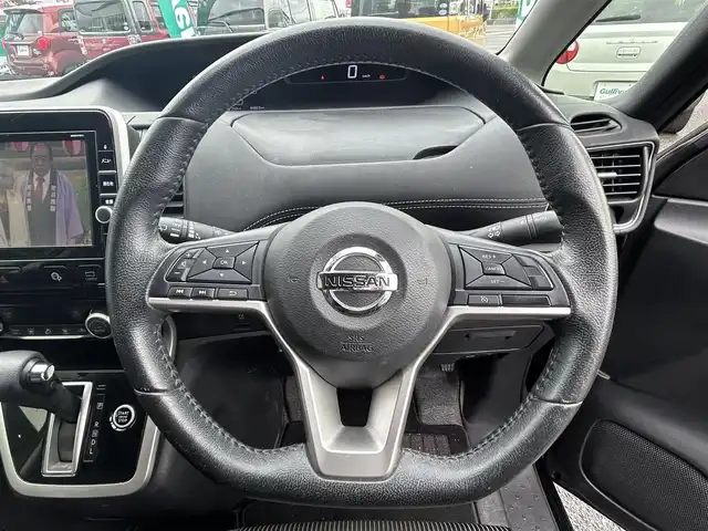 日産 セレナ ハイウェイスター Vセレクション 兵庫県 2017(平29)年 8.5万km ダイヤモンドブラック 純正９型ナビ/・TV.BT.AM.FM/エマージェンシーブレーキ/全方位カメラ/フリップダウンモニター/クルーズコントロール/パーキングアシスト/標識検知/前方ドラレコ/ビルトインＥＴＣ/純正フロアマット/純正ドアバイザー/スペアキー2本