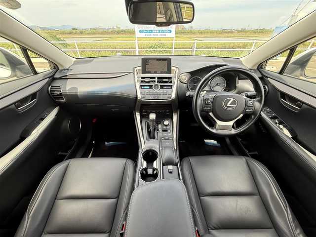 レクサス ＮＸ 200t Iパッケージ 佐賀県 2017(平29)年 6万km ソニッククォーツ 黒革シート/メーカーナビゲーション/・フルセグテレビ/Bluetooth/USB/バックカメラ/前席シートヒーター/ステアリングヒーター/オートブレーキホールド/プッシュスタート/スマートキー/純正ドライブレコーダー/純正ビルトインETC2.0/純正LEDヘッドライト/純正17インチアルミホイール/純正フロアマット/スペアキー2本（カードキータイプ1枚）/新車保証書/LexusSafetySystem＋/・アクティブコーナリングアシスト/・プリクラッシュセーフティ/・レーダークルーズコントロール（全車速追従機能付き）/・クリアランスソナー/・レーンキープアシストシステム