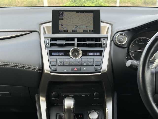 レクサス ＮＸ 200t Iパッケージ 佐賀県 2017(平29)年 6万km ソニッククォーツ 黒革シート/メーカーナビゲーション/・フルセグテレビ/Bluetooth/USB/バックカメラ/前席シートヒーター/ステアリングヒーター/オートブレーキホールド/プッシュスタート/スマートキー/純正ドライブレコーダー/純正ビルトインETC2.0/純正LEDヘッドライト/純正17インチアルミホイール/純正フロアマット/スペアキー2本（カードキータイプ1枚）/新車保証書/LexusSafetySystem＋/・アクティブコーナリングアシスト/・プリクラッシュセーフティ/・レーダークルーズコントロール（全車速追従機能付き）/・クリアランスソナー/・レーンキープアシストシステム