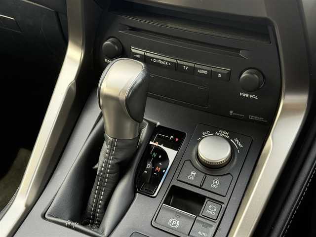 レクサス ＮＸ 200t Iパッケージ 佐賀県 2017(平29)年 6万km ソニッククォーツ 黒革シート/メーカーナビゲーション/・フルセグテレビ/Bluetooth/USB/バックカメラ/前席シートヒーター/ステアリングヒーター/オートブレーキホールド/プッシュスタート/スマートキー/純正ドライブレコーダー/純正ビルトインETC2.0/純正LEDヘッドライト/純正17インチアルミホイール/純正フロアマット/スペアキー2本（カードキータイプ1枚）/新車保証書/LexusSafetySystem＋/・アクティブコーナリングアシスト/・プリクラッシュセーフティ/・レーダークルーズコントロール（全車速追従機能付き）/・クリアランスソナー/・レーンキープアシストシステム
