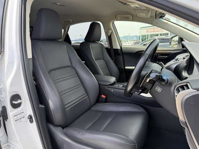レクサス ＮＸ 200t Iパッケージ 佐賀県 2017(平29)年 6万km ソニッククォーツ 黒革シート/メーカーナビゲーション/・フルセグテレビ/Bluetooth/USB/バックカメラ/前席シートヒーター/ステアリングヒーター/オートブレーキホールド/プッシュスタート/スマートキー/純正ドライブレコーダー/純正ビルトインETC2.0/純正LEDヘッドライト/純正17インチアルミホイール/純正フロアマット/スペアキー2本（カードキータイプ1枚）/新車保証書/LexusSafetySystem＋/・アクティブコーナリングアシスト/・プリクラッシュセーフティ/・レーダークルーズコントロール（全車速追従機能付き）/・クリアランスソナー/・レーンキープアシストシステム