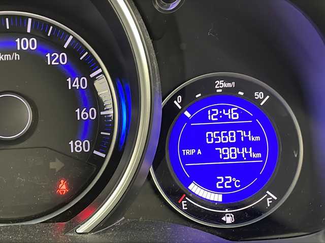ホンダ フィット 13G Lパッケージ 岐阜県 2014(平26)年 5.7万km ティンテッドシルバーM 純正ナビ(VXM-145VSi)/CD/DVD/Bluetooth/SD/ワンセグTV/バックカメラ/ETC/シティブレーキアクティブシステム/LEDヘッドランプ/オートライト/オートエアコン/スペアキー/スマートキー/プッシュスタート/SRSエアバック（運転席・助手席・サイド・カーテン）/純正フロアマット/純正ドアバイザー/横滑り防止装置/盗難防止装置